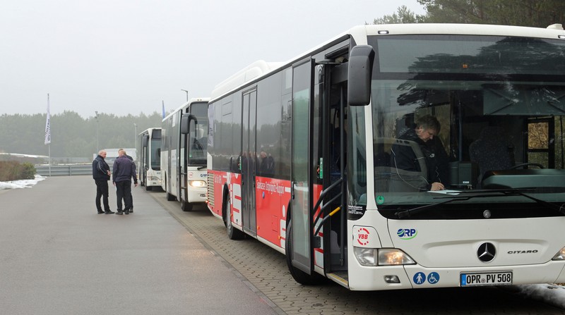 Bus beim Fahrsicherheitstraining während der Pause