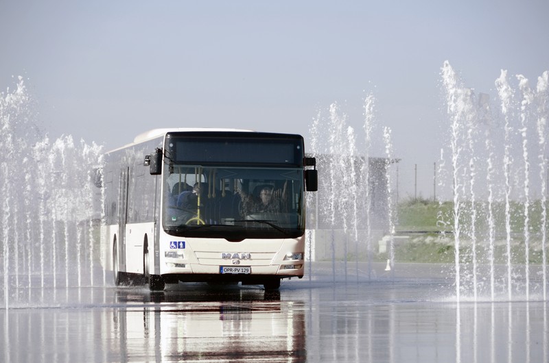 Bus beim Fahrsicherheitstraining auf nasser Fahrbahn